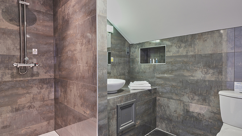 Exclusive lodge bathroom