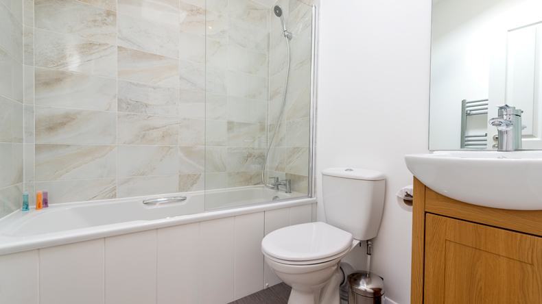 Surf Lodge family bathroom