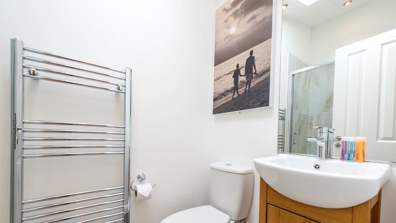 Surf Lodge en suite shower room