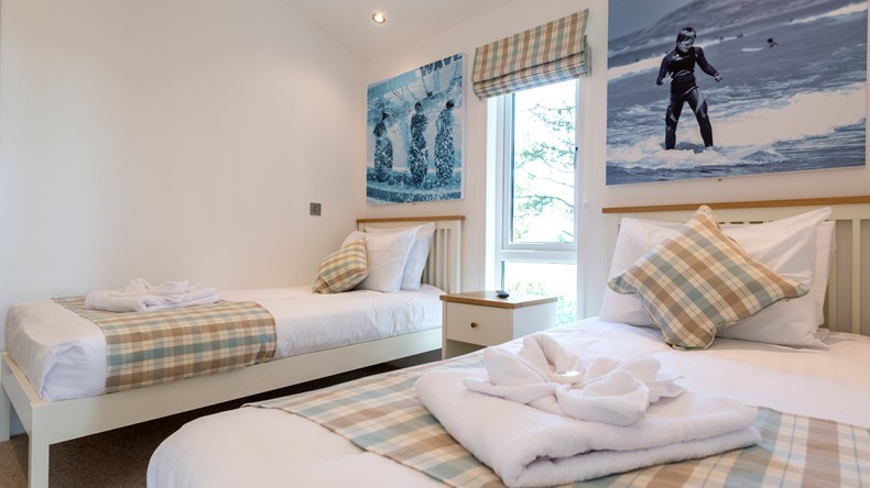 Surf Lodge twin bedroom
