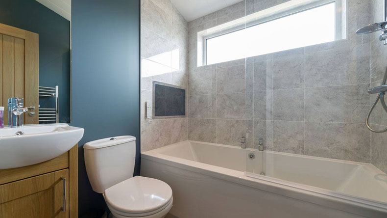 Surfscape Lodge family bathroom