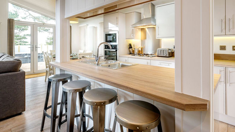 Surfscape Lodge breakfast bar