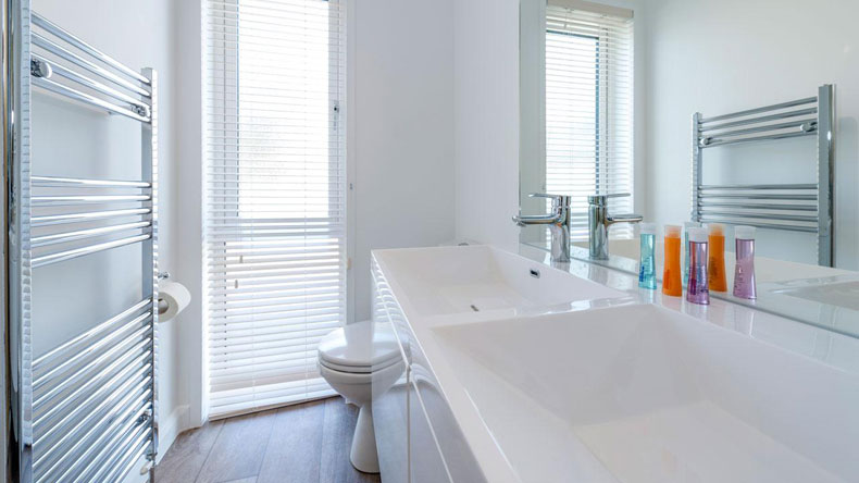 Surfscape Lodge en-suite shower room