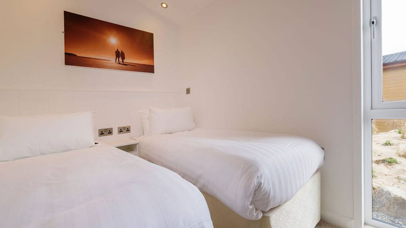 Surfscape Lodge twin bedroom