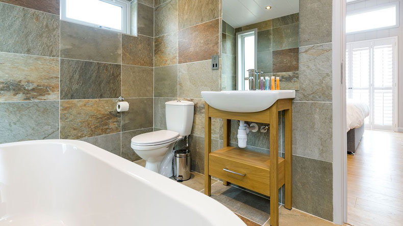 Surfview Lodge ensuite