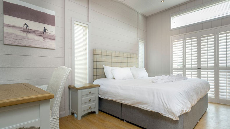 Surfview Lodge master bedroom