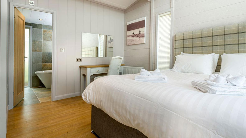 Surfview Lodge master bedroom ensuite