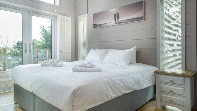 Surfview Lodge second bedroom doors