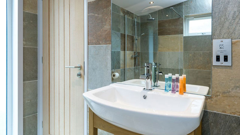 Surfview Lodge bathroom